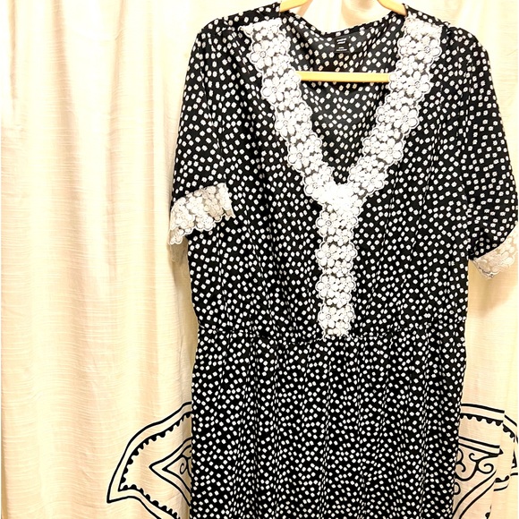 Cute maxi vintage looking dress with lace details! - Picture 1 of 4